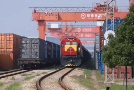 宿遷什麼時候通火車?從現代交通發展的角度來看，宿遷的鐵路建設與城市發展之間的關係堪稱微妙。一方面，鐵路作為現代化交通的重要組成部分，對於促進區域經濟的均衡發展、便利民眾出行、提高物流效率等方面發揮著不可或缺的作用；另一方面，鐵路建設本身也面臨著資金、技術、環境等多方面的挑戰。那麼，宿遷是否會在不久的將來實現火車通達呢？我們不妨從幾個角度來進行探討。